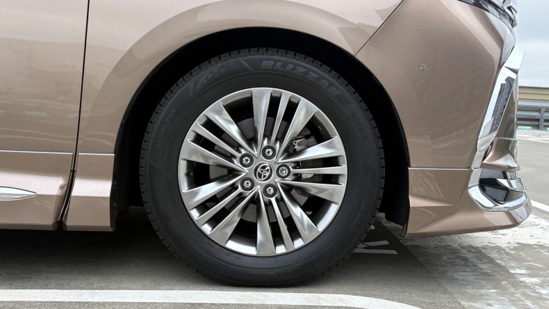 タイヤホイール前