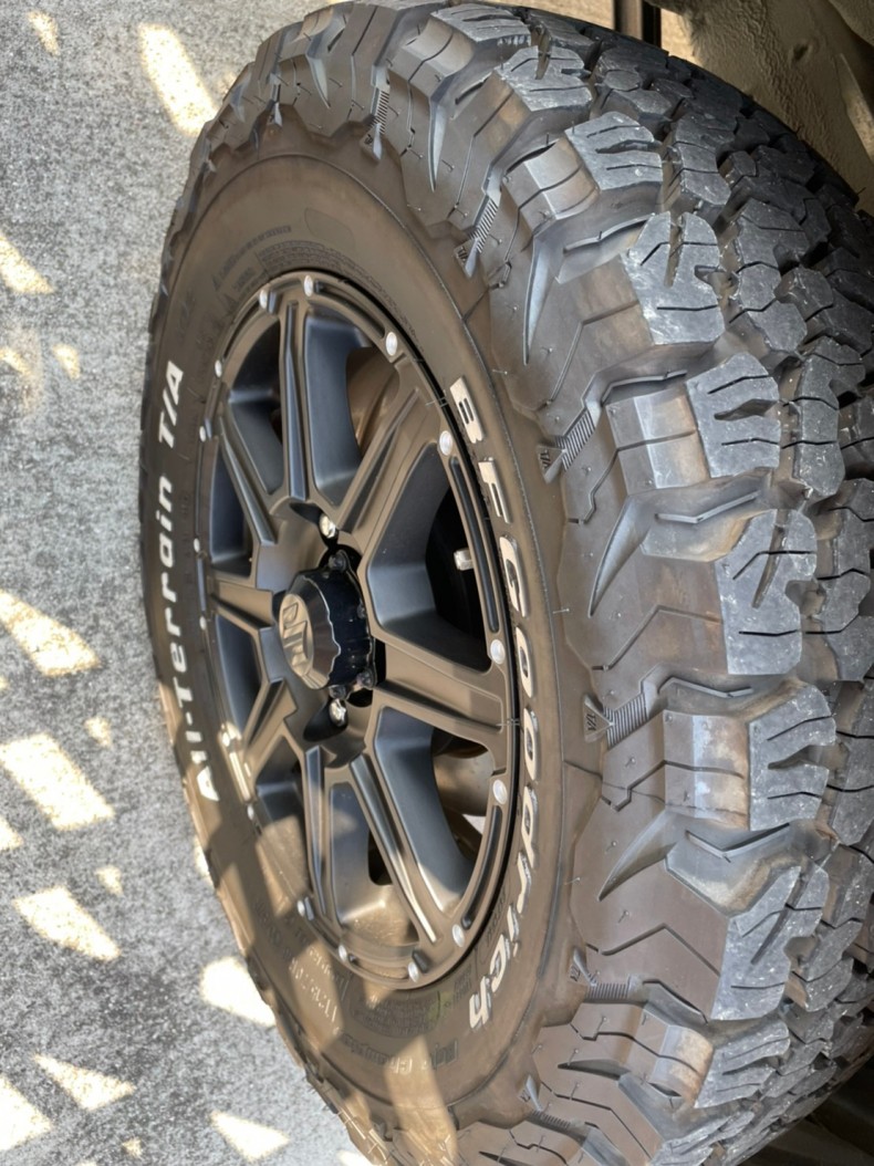 タイヤホイール前