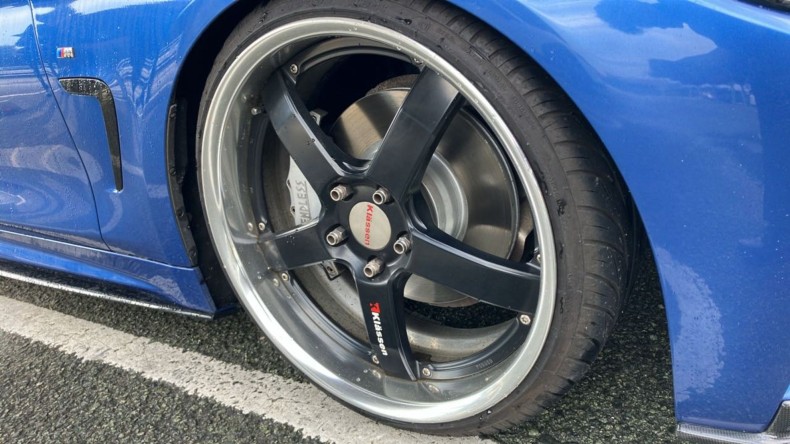 タイヤホイール前