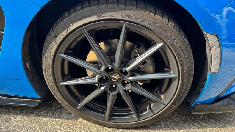 タイヤホイール前