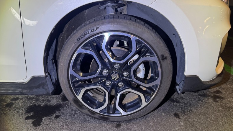 タイヤホイール前