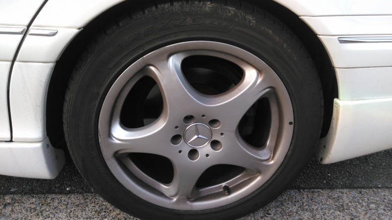 タイヤホイール前