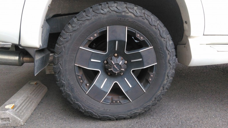 タイヤホイール前