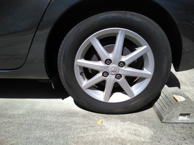 タイヤホイール前