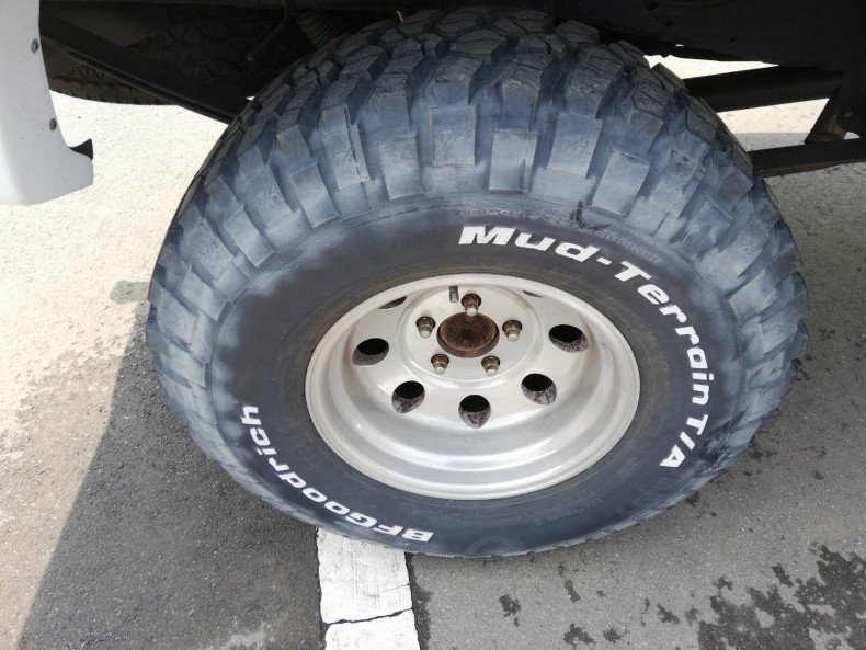 タイヤホイール前