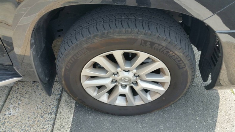 タイヤホイール前