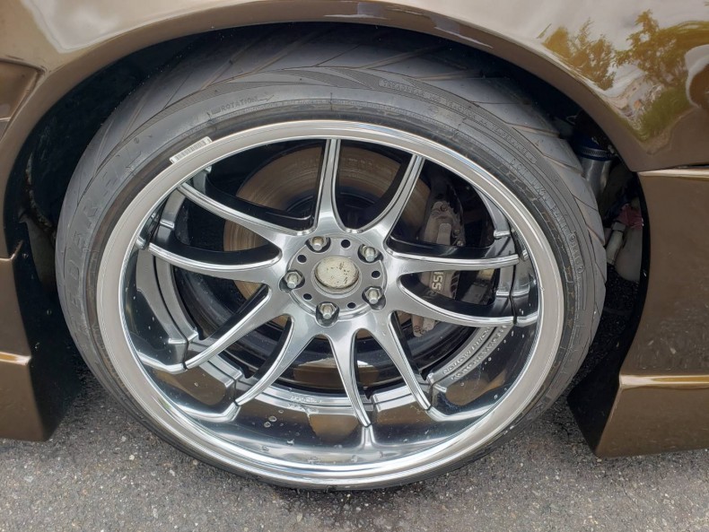 タイヤホイール前