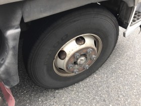 タイヤホイール前