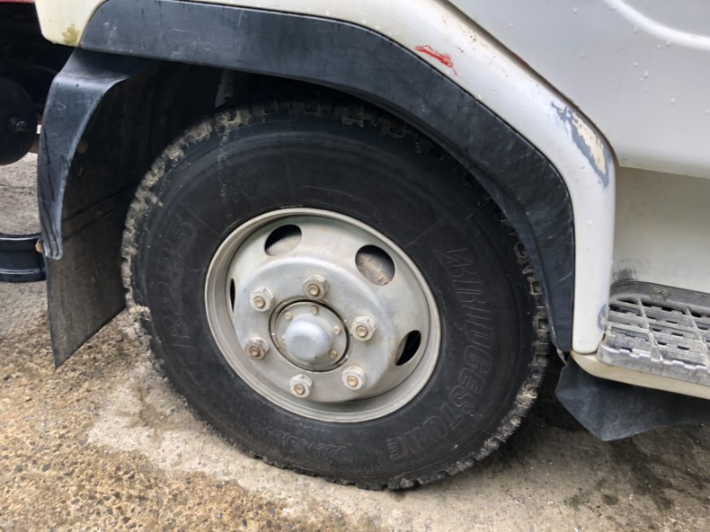 タイヤホイール前