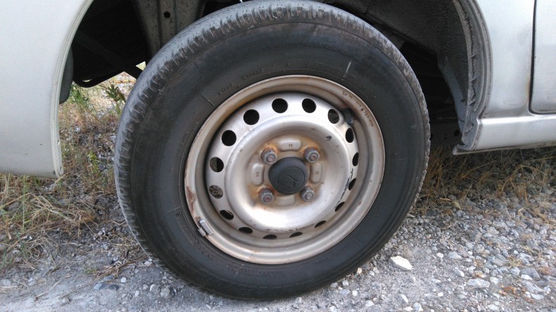 タイヤホイール前