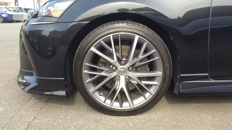 タイヤホイール前