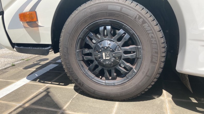 タイヤホイール前