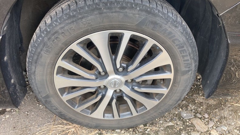 タイヤホイール前