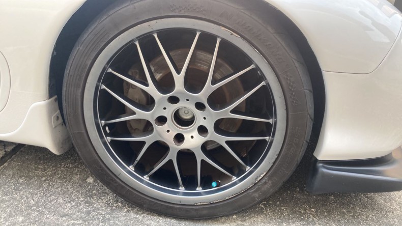 タイヤホイール前