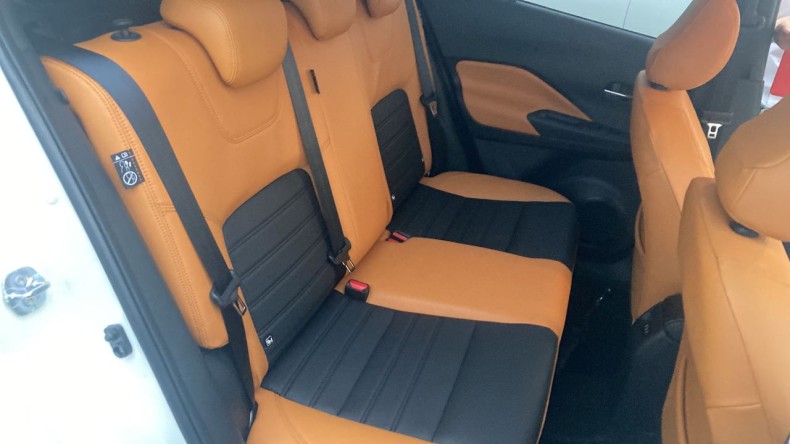 内装後方シート