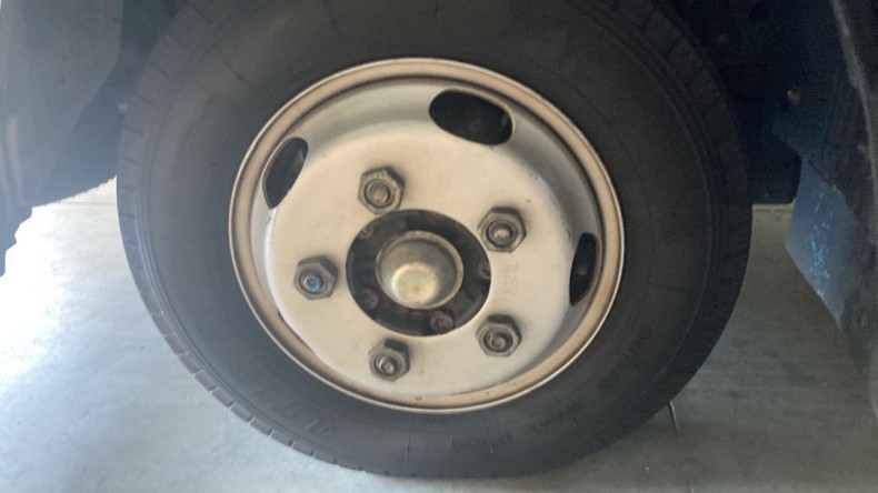 タイヤホイール前