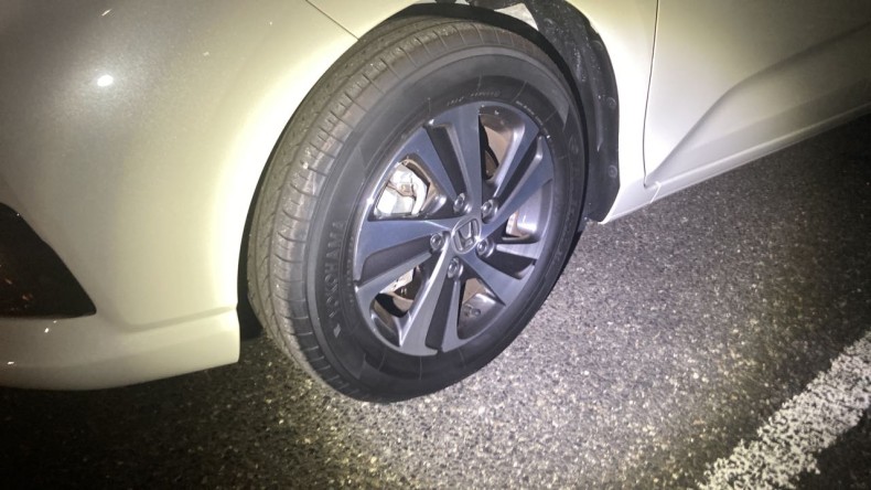 タイヤホイール前