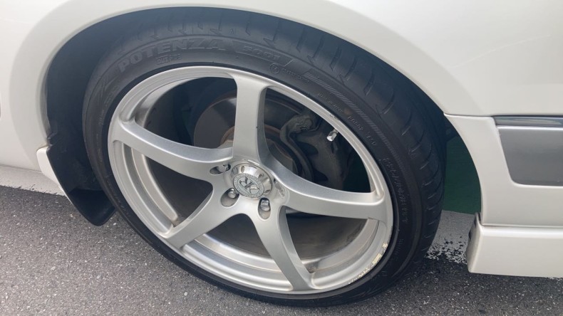 タイヤホイール前