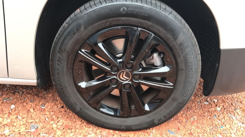 タイヤホイール前