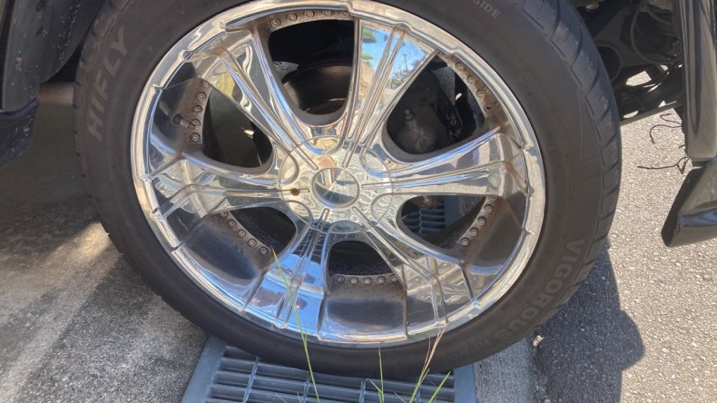 タイヤホイール前