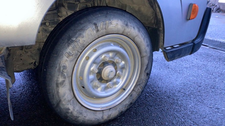 タイヤホイール前