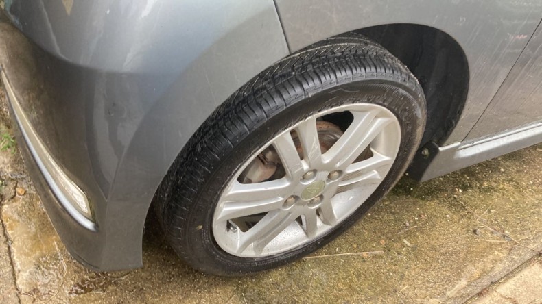 タイヤホイール前