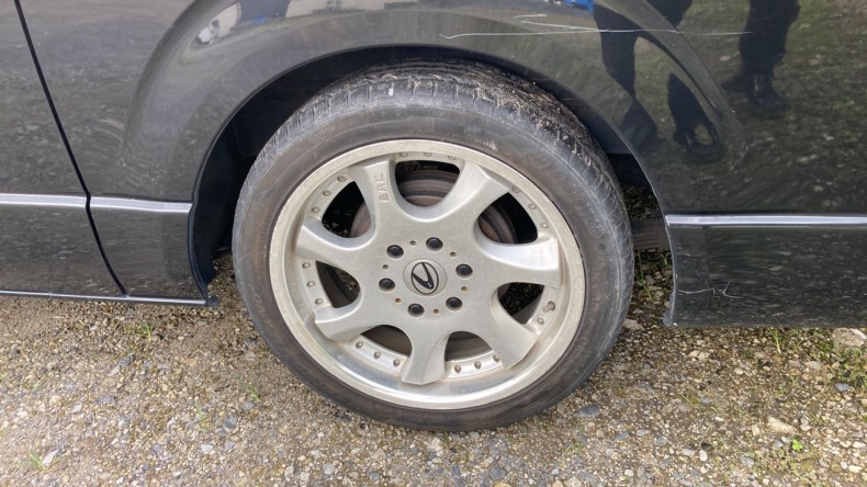 タイヤホイール前