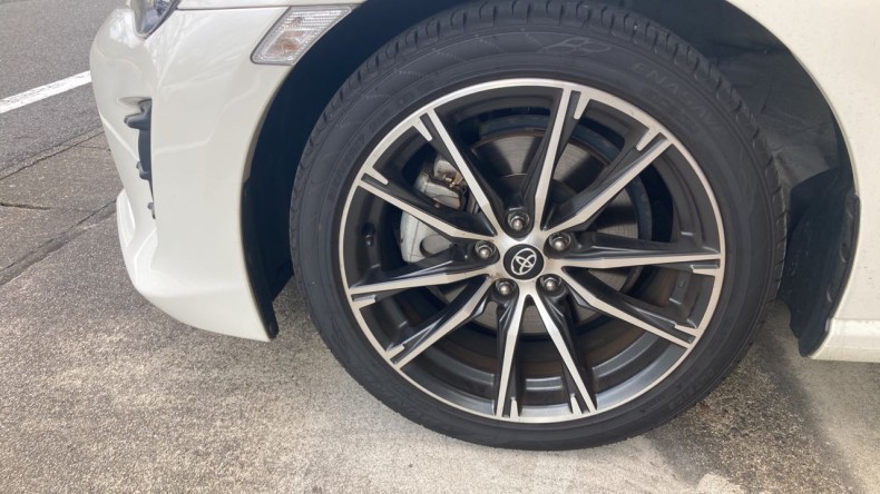 タイヤホイール前