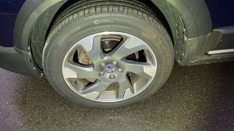 タイヤホイール前