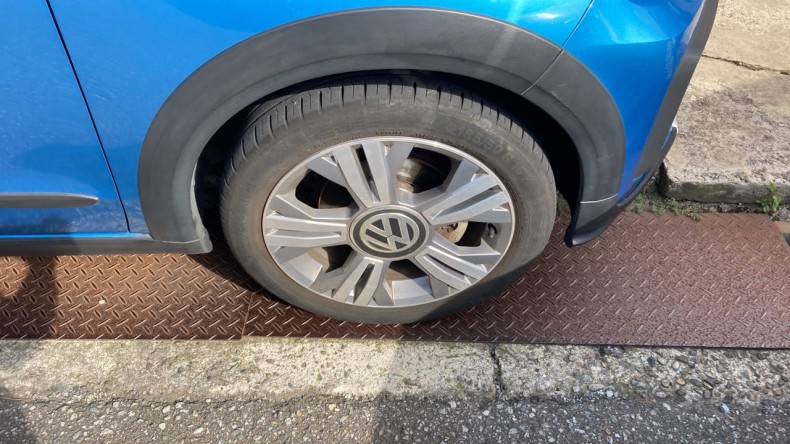 タイヤホイール前