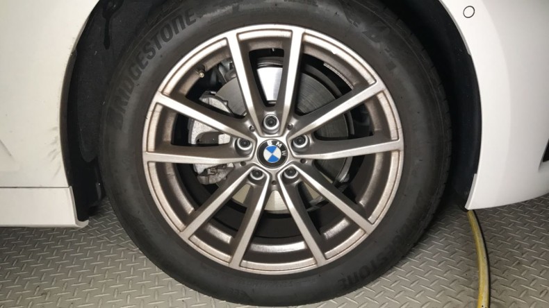 タイヤホイール前