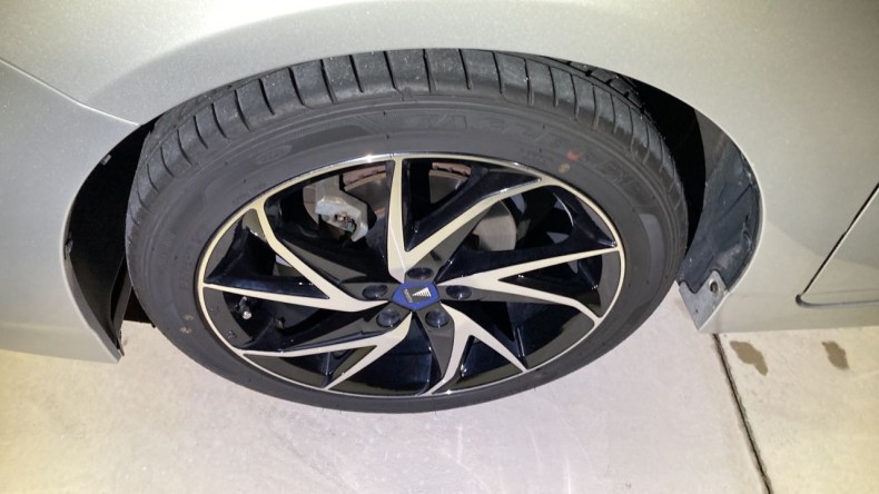 タイヤホイール前