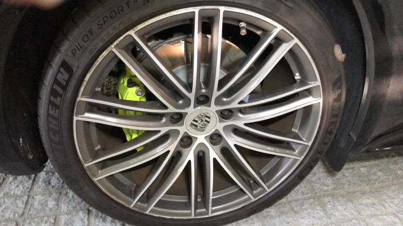 タイヤホイール前