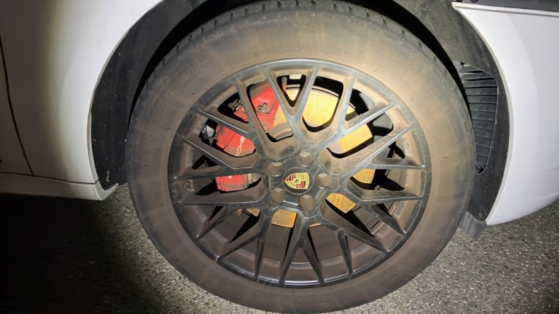 タイヤホイール前