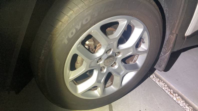 タイヤホイール前