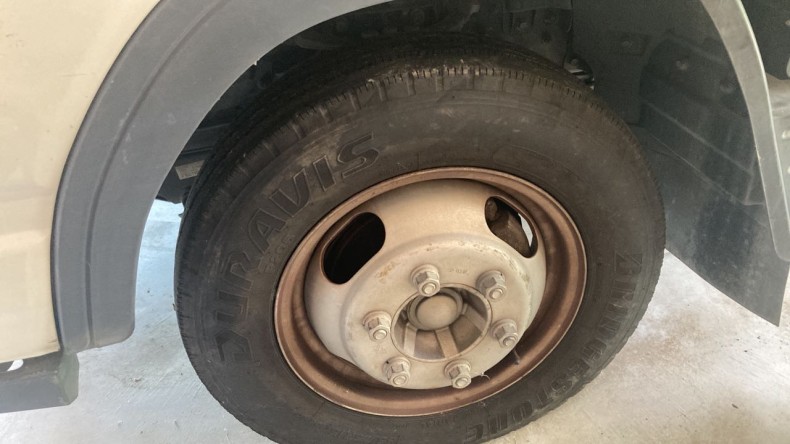 タイヤホイール前