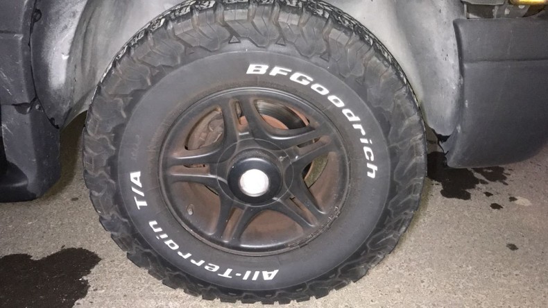 タイヤホイール前