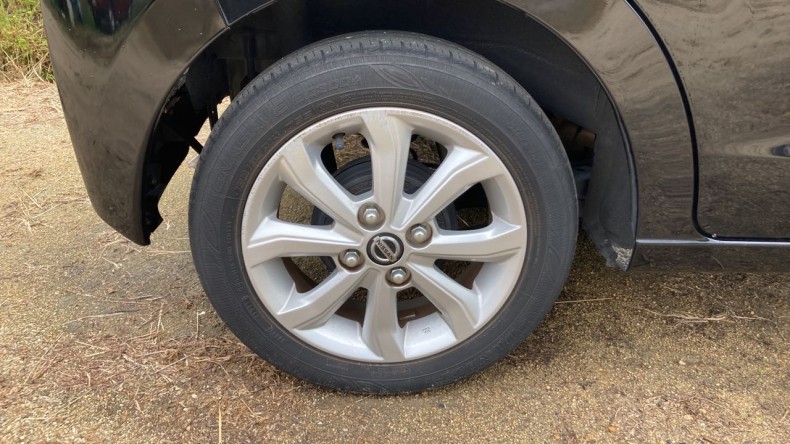 タイヤホイール前