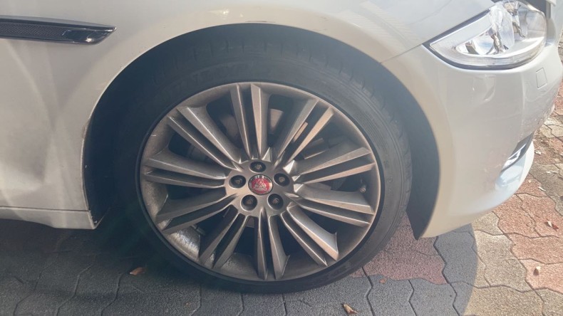 タイヤホイール前