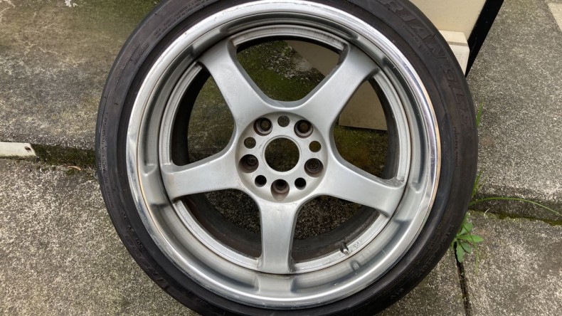 タイヤホイール前