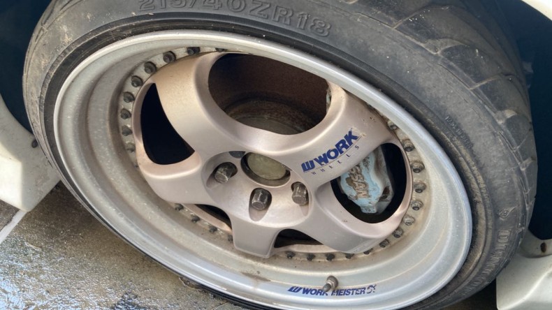 タイヤホイール前