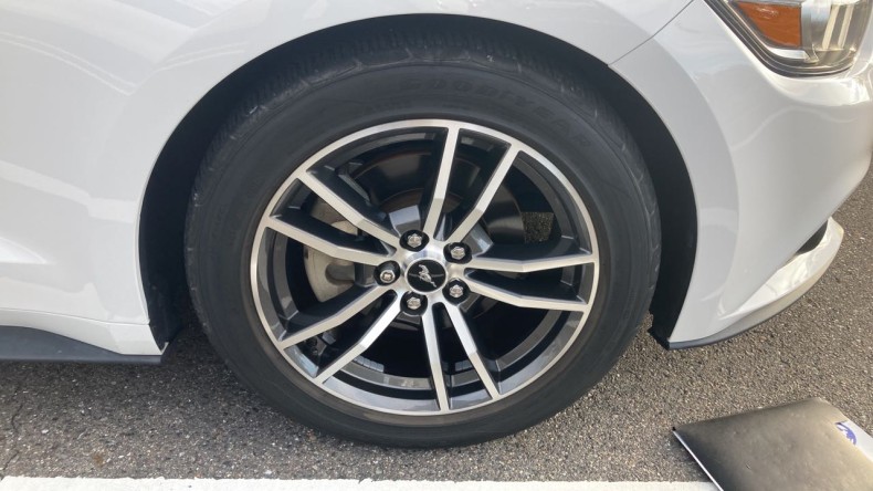 タイヤホイール前