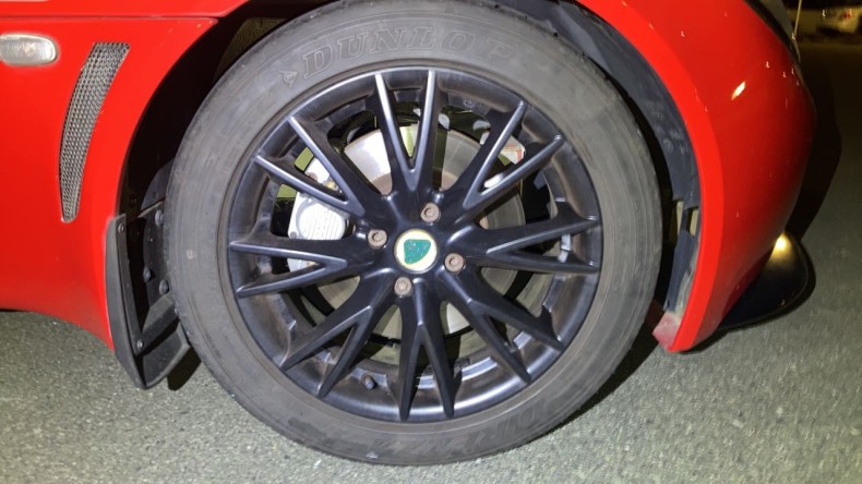 タイヤホイール前