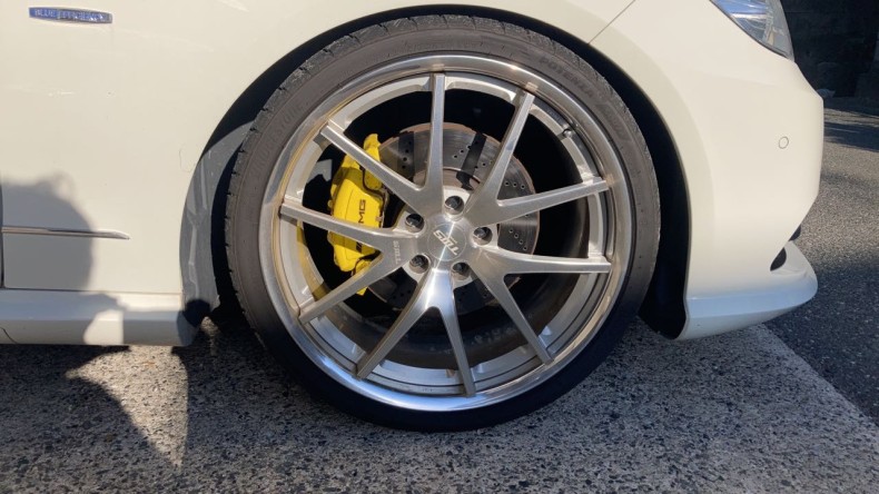 タイヤホイール前