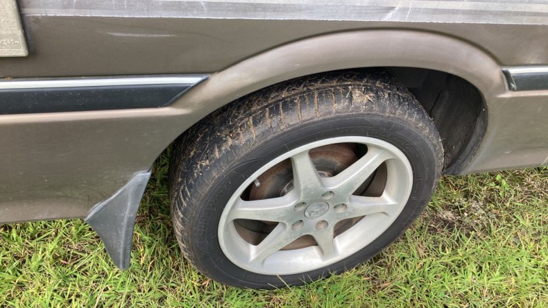 タイヤホイール前