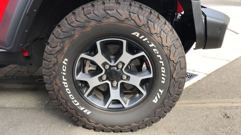 タイヤホイール前