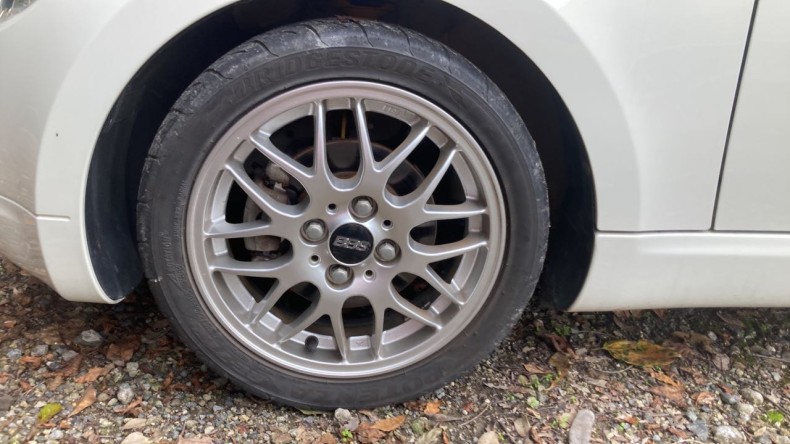 タイヤホイール前