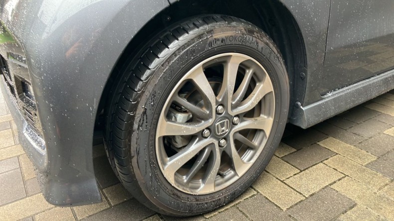 タイヤホイール前