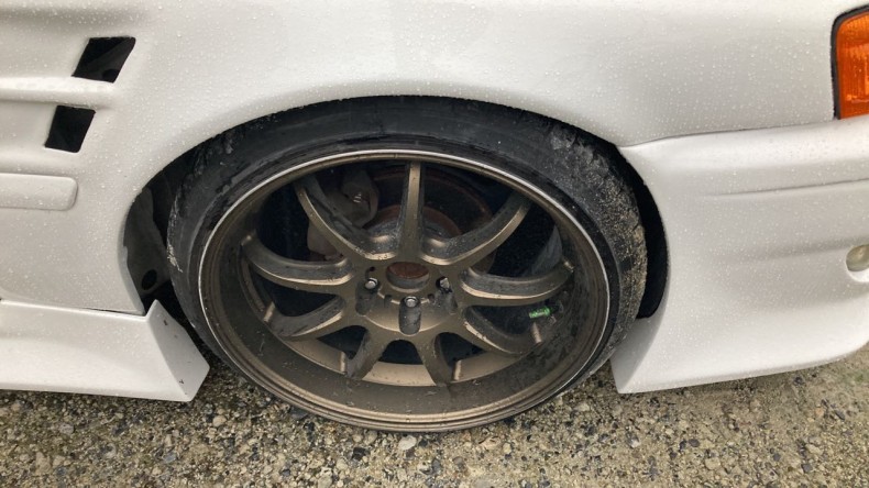 タイヤホイール前