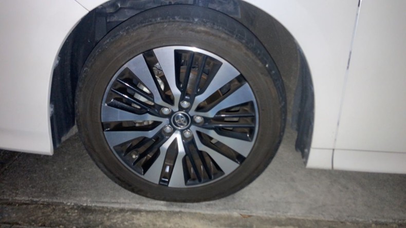 タイヤホイール前